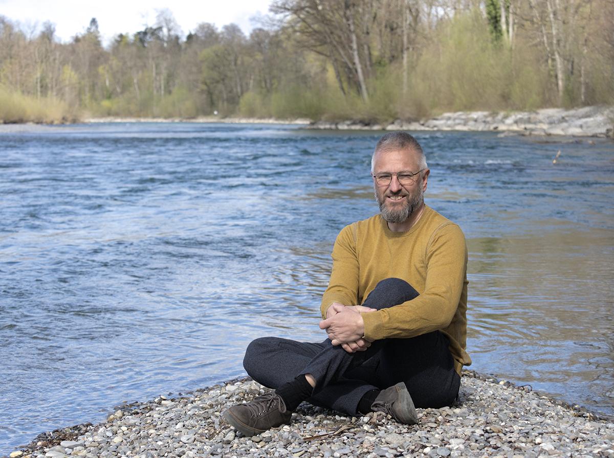 Claudio sitzt an der Aare
