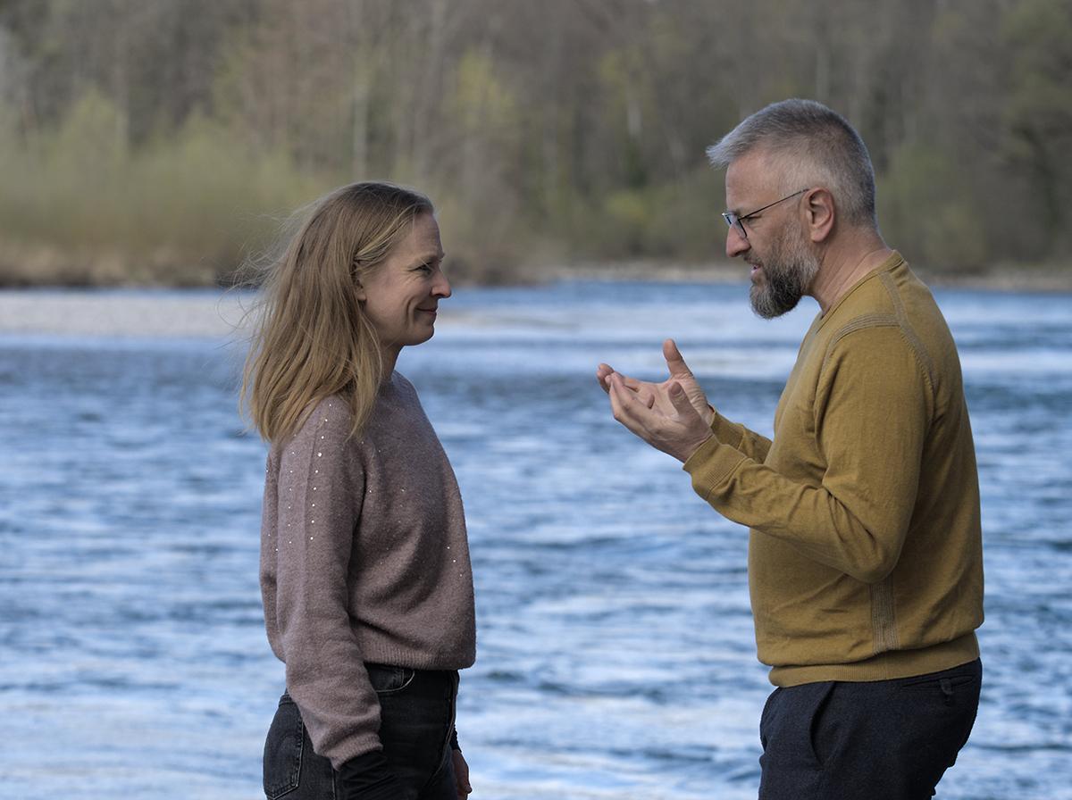 Nina und Claudio Gespräch Aare